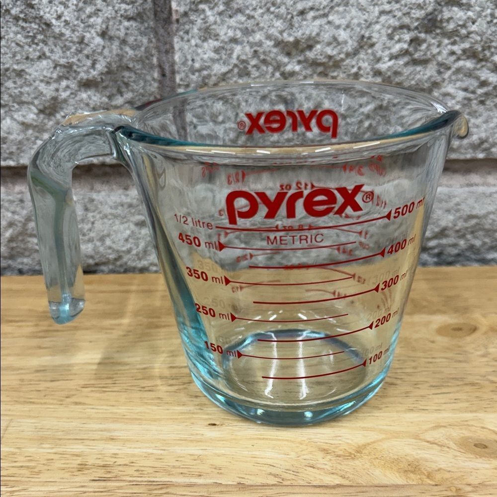 PYREX 2 Cup 1/2 Litre 500 ml Glass Measuring Cup L Handle Red - Picture 2 of 2